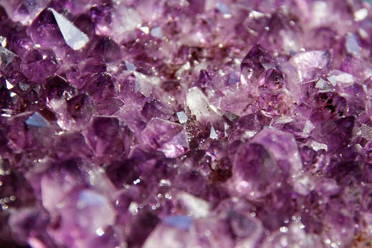 Améthyste : découvrez ses caractéristiques pour choisir vos bijoux